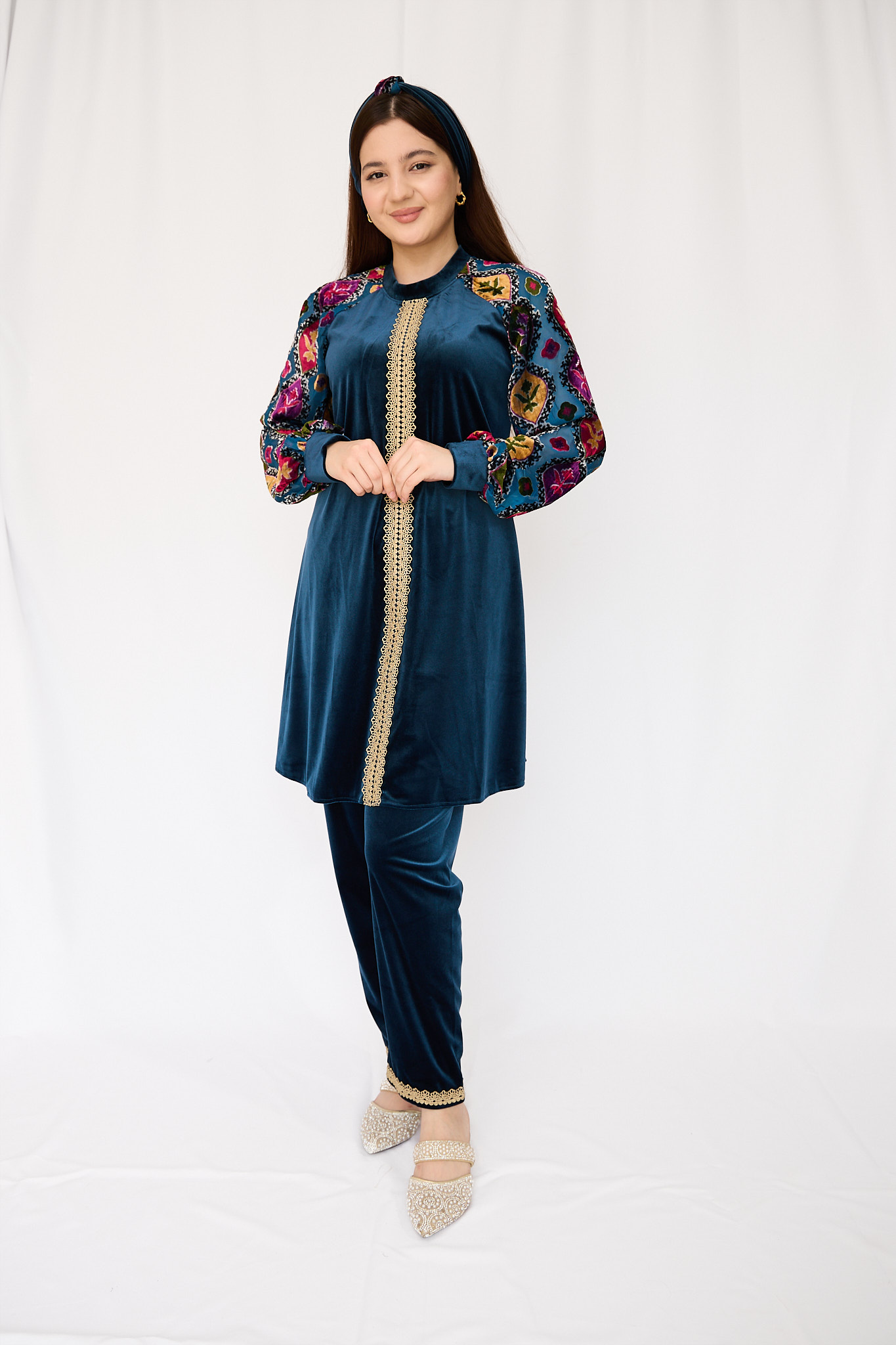Gulbadan — to'q firuza
