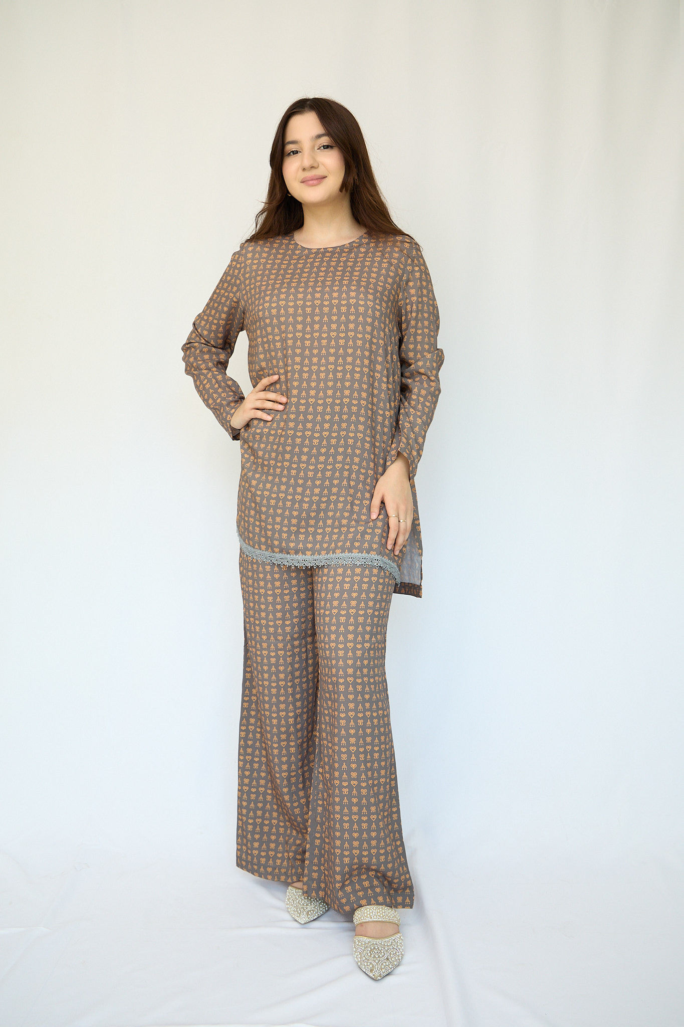 Nilufar — kulrang-jigar (uzun yeng)