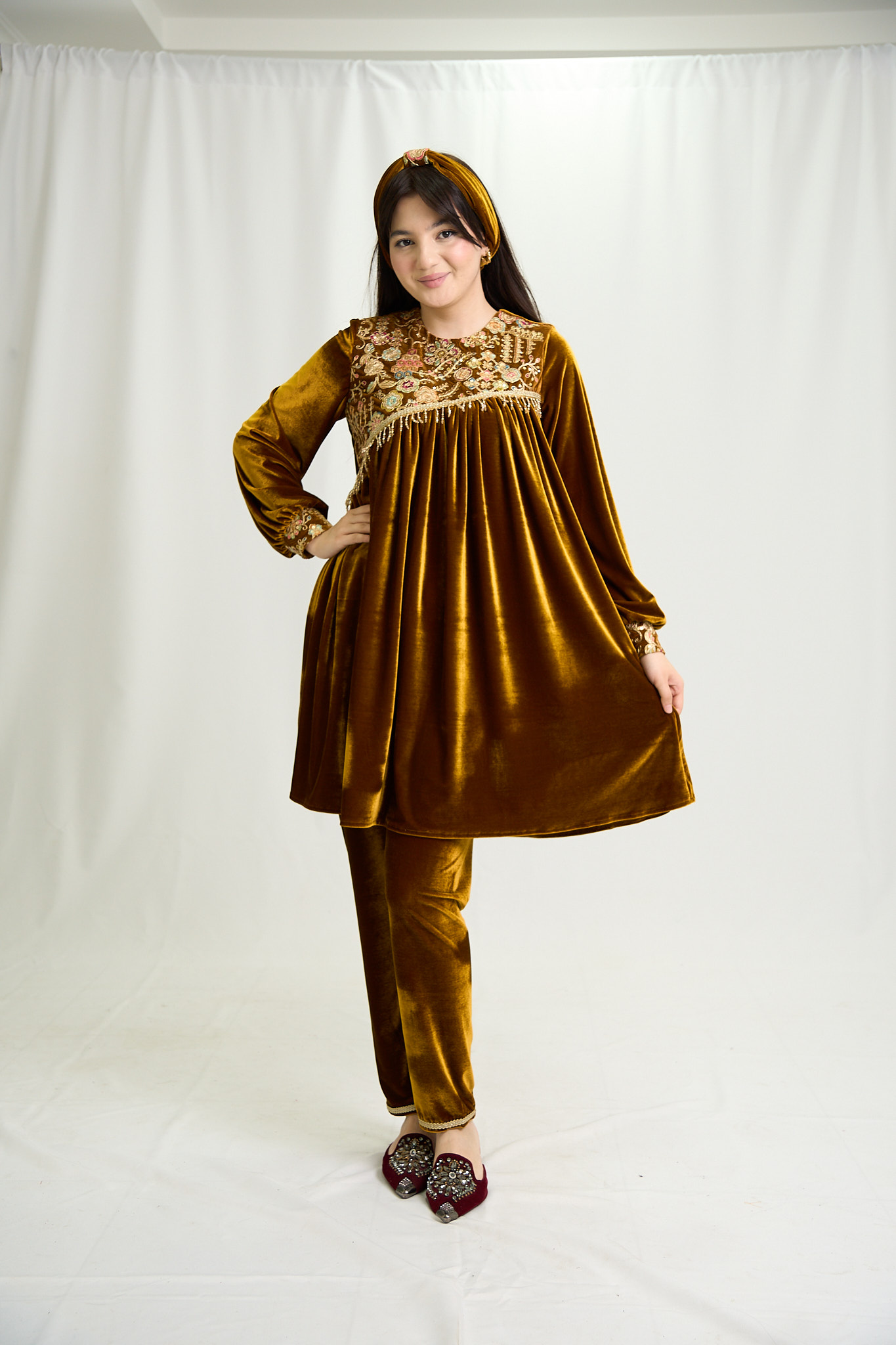 Dilnavoz — Oltin-jigarrang